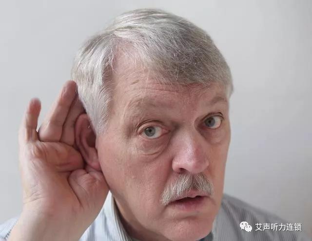 世界上最遥远的距离是我在厨房喊你，而你却在客厅发呆