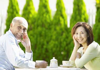 如何帮助老年人提高听力